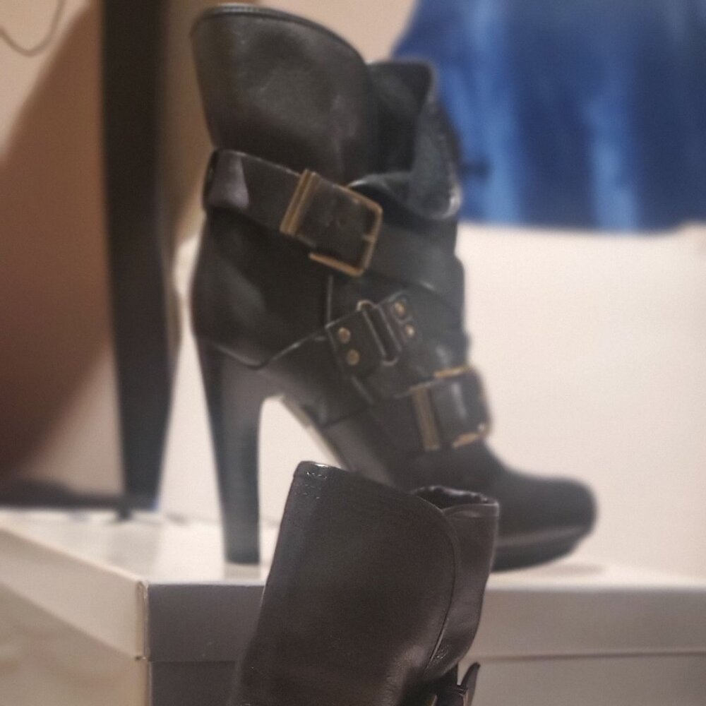 DKNY Women's Black Leather Boots -  Size 6